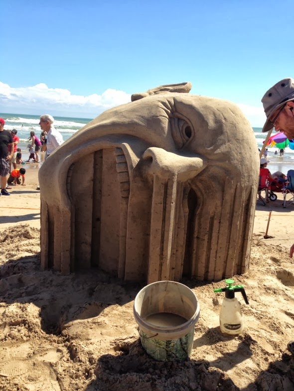 590x786, 112 Kb / пляж, скульптура, голова, крик