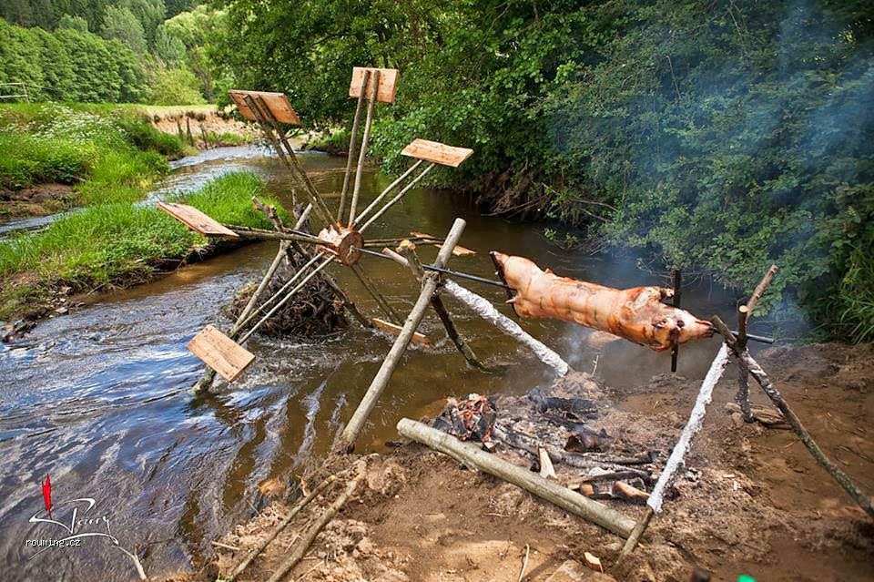 960x639, 186 Kb / свинья, вертел, мельница, ручей, костер