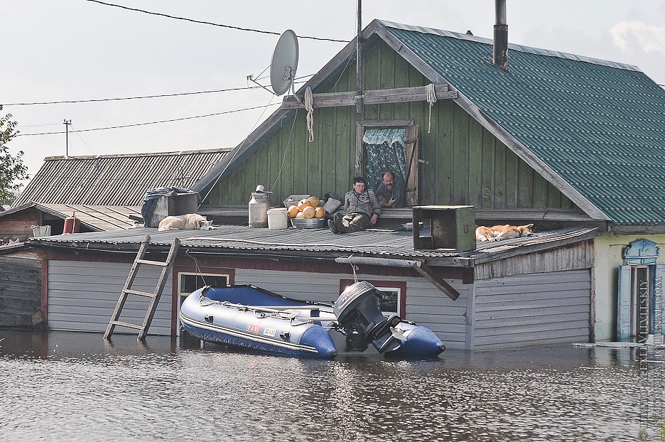 936x622, 260 Kb / наводнение, лодка, крыша