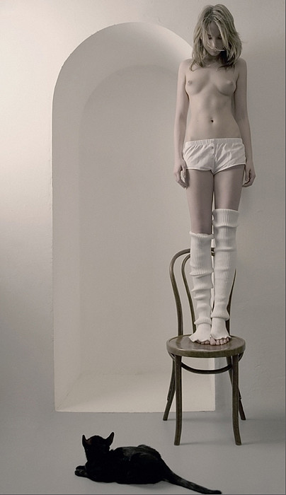 404x700, 43 Kb / стул, гольфы, шорты, кот, черный