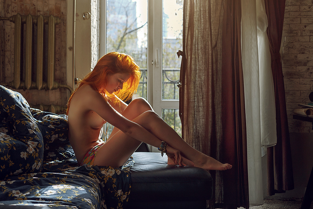 1000x667, 244 Kb / рыжая, кровать, окно, батарея, штора
