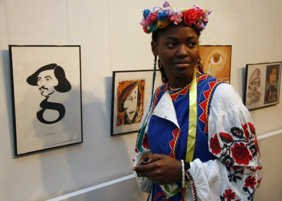 572x407, 54 Kb / украинка, негритянка, гоголь, вышиванка, венок, ленты, выставка