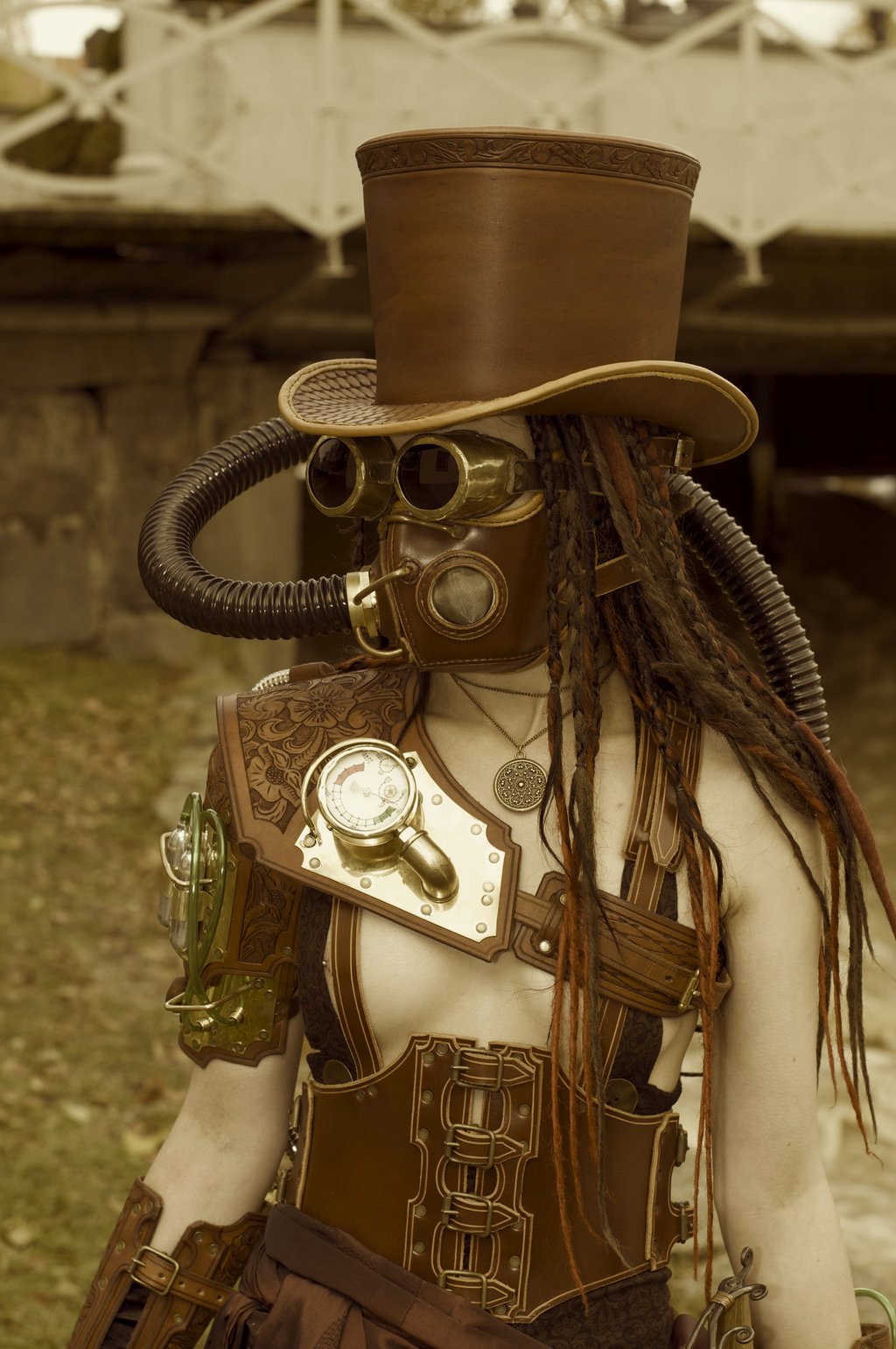 1024x1542, 288 Kb / девушка, стимпанк, цилиндр, противогаз, пирсинг