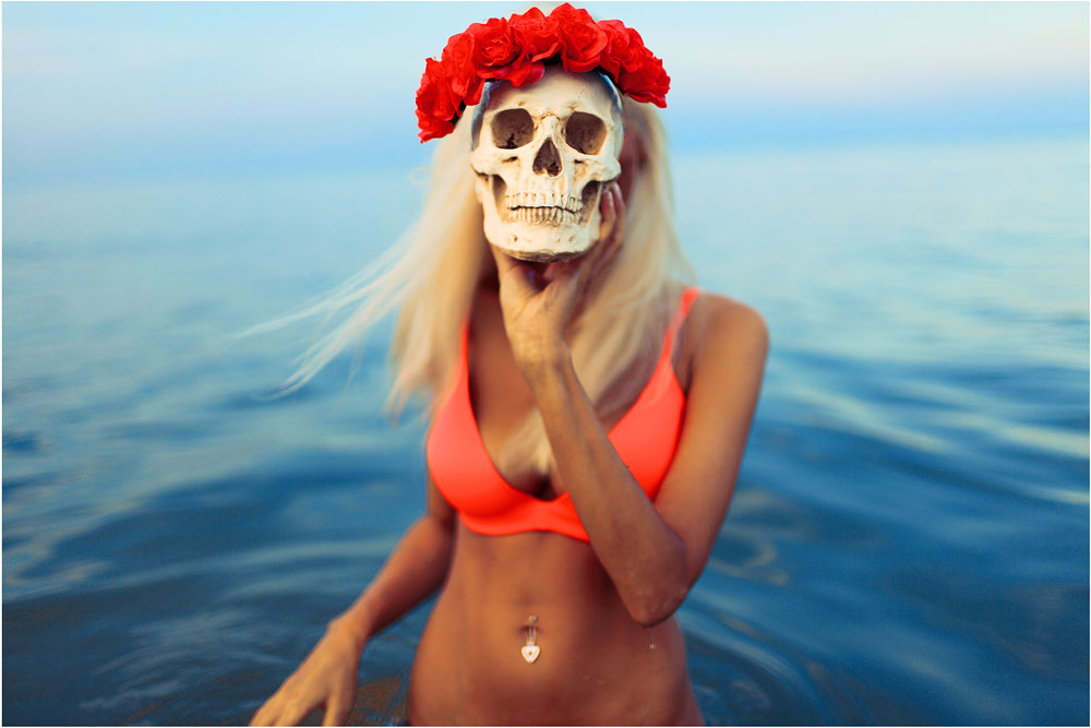 1000x667, 84 Kb / череп, розы, купальник, пирсинг, море