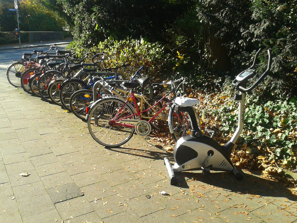 960x720, 292 Kb / велосипеды, парковка, велотренажер