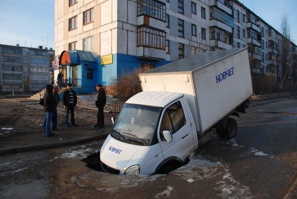 600x402, 67 Kb / газель, ковчег, дорога, провал, яма