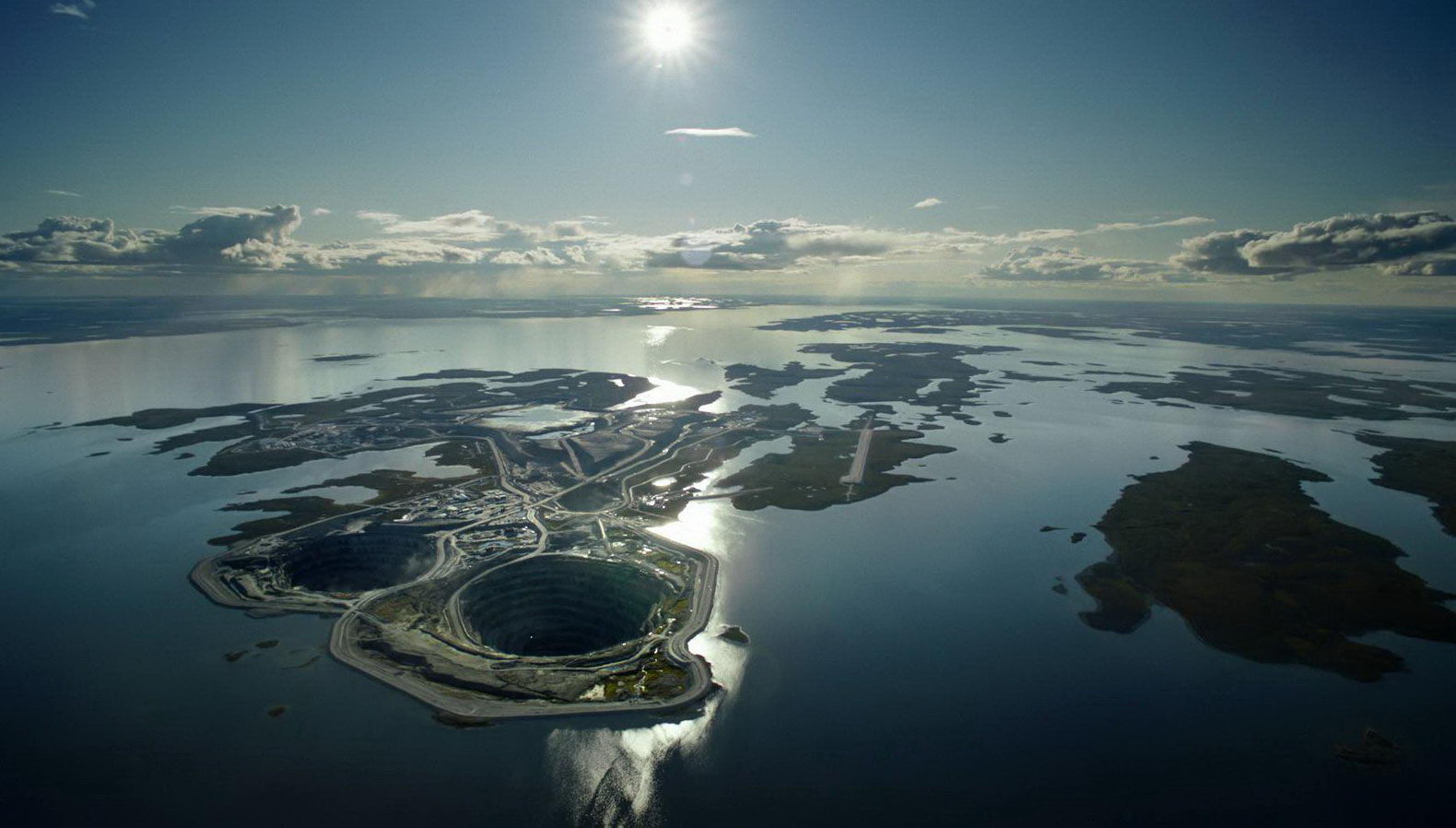 1580x898, 150 Kb / кимберлитовая трубка, канада, котлован, добыча, алмаз