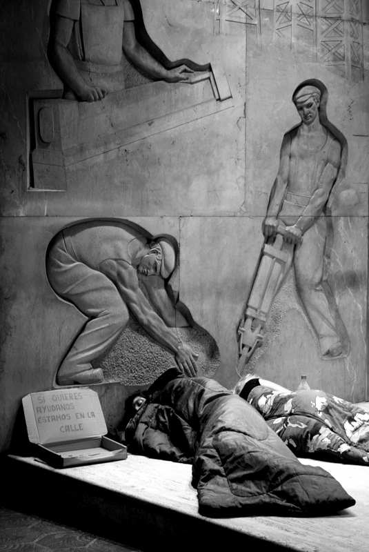 535x800, 133 Kb / барселона, бездомные, барельеф, шахтер, ч/б