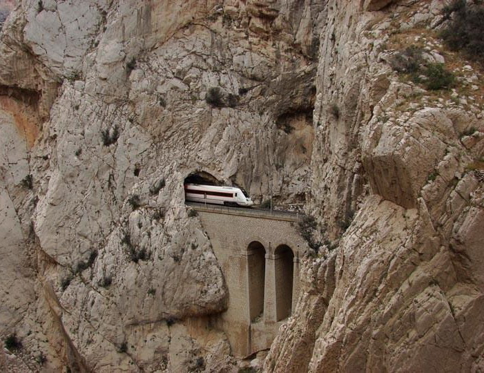 701x540, 191 Kb / поезд, пещера, скала