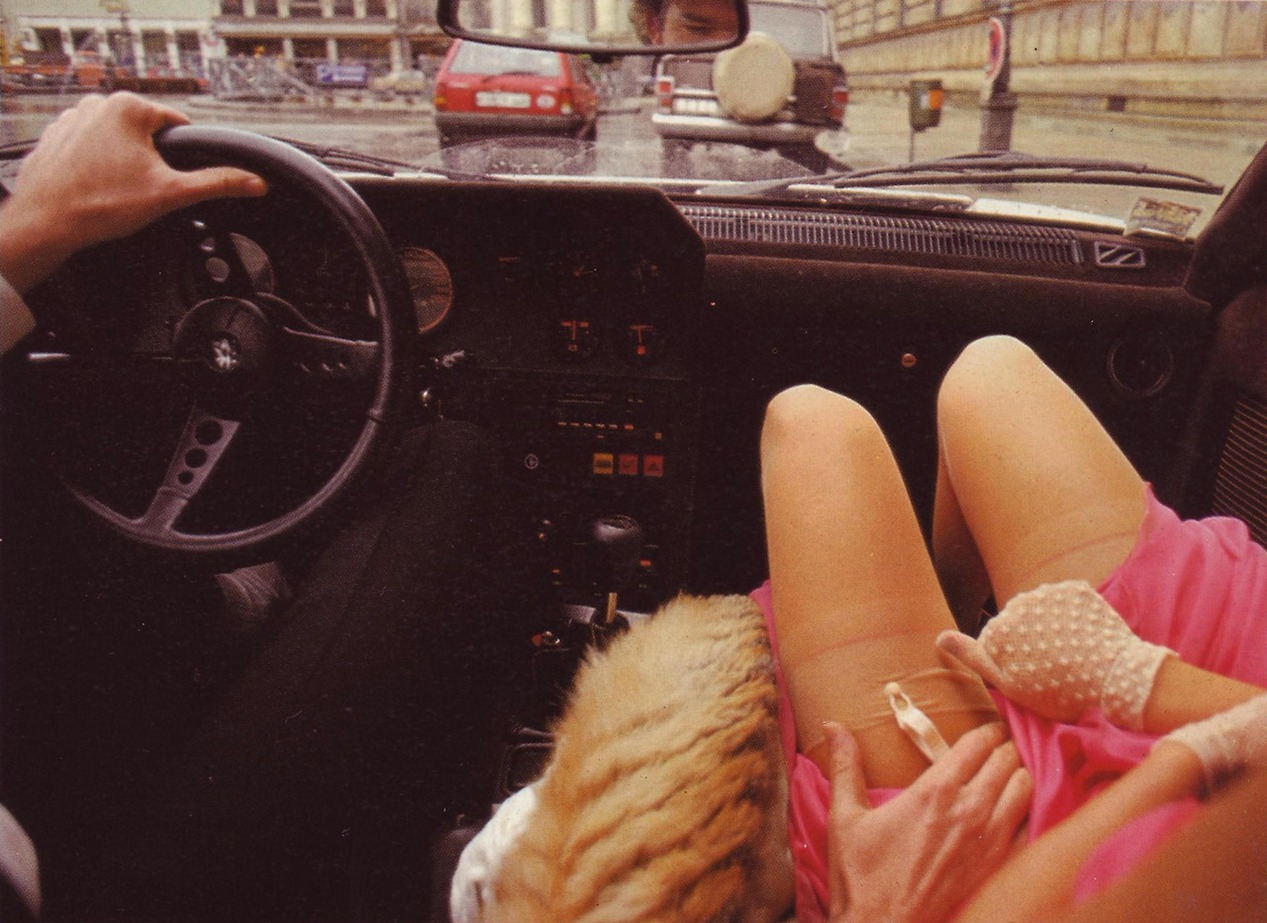 1267x923, 267 Kb / авто, салон, рука, чулки, перчатка, ретро