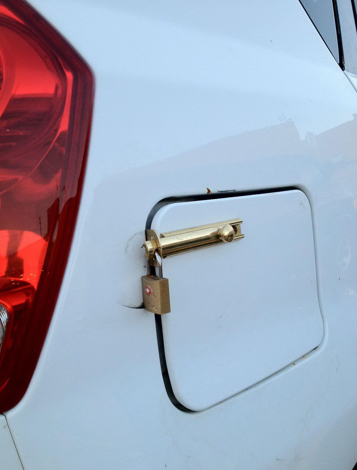 1198x1574, 224 Kb / машина, лючок, замок, заправка, бензобак