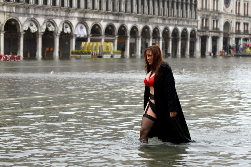 823x549, 101 Kb / наводнение, проститутка