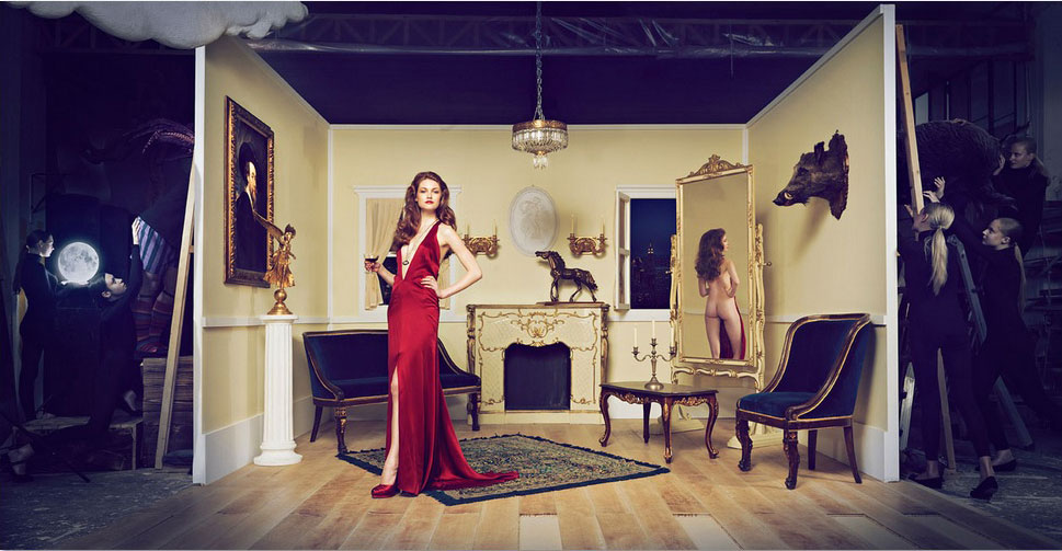 969x503, 111 Kb / постановка, платье, красное, портрет, кабан, луна, облака, камин, кресла, люстра, зеркало