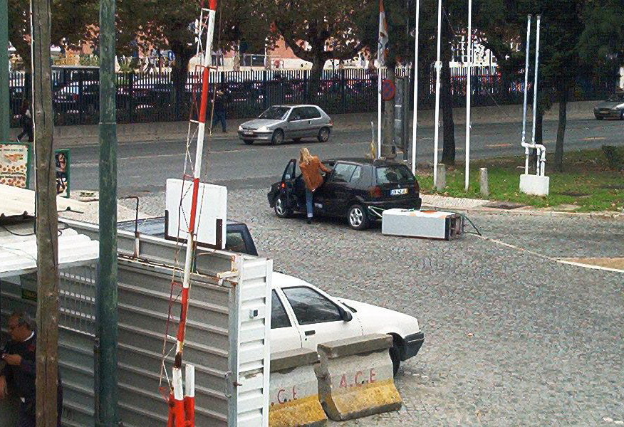 876x600, 294 Kb / заправка, дама, шлагбаум