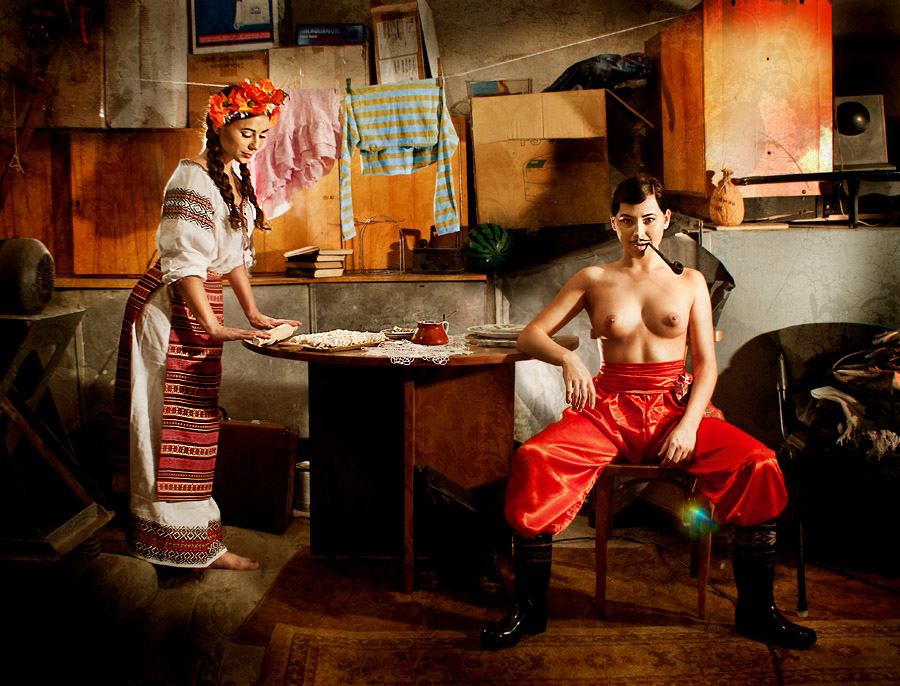 900x686, 251 Kb / вышивка, сорочка, коса, стол, вареники, шаровары, сапоги, усы, трубка