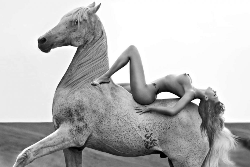 1000x666, 66 Kb / конь, деваха, лежит, ню