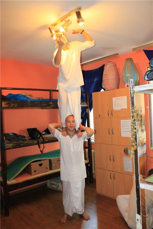 533x800, 74 Kb / кришнаиты, лампочка, уборка, мриданги, шкаф