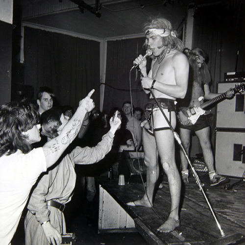 500x500, 143 Kb / концерт, поклонники, палец, ч/б