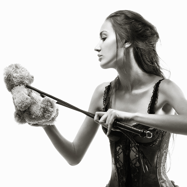 600x600, 105 Kb / корсет, хлыст, плетка, медведь, плюш, игрушка, ч/б