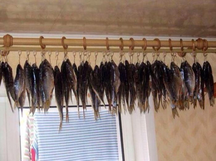 700x523, 57 Kb / рыба, сушка, карниз
