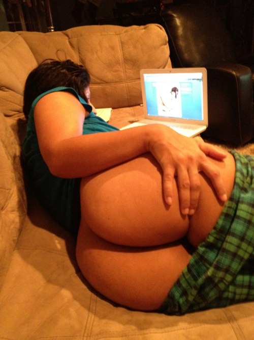 500x667, 57 Kb / жопа, диван, комп