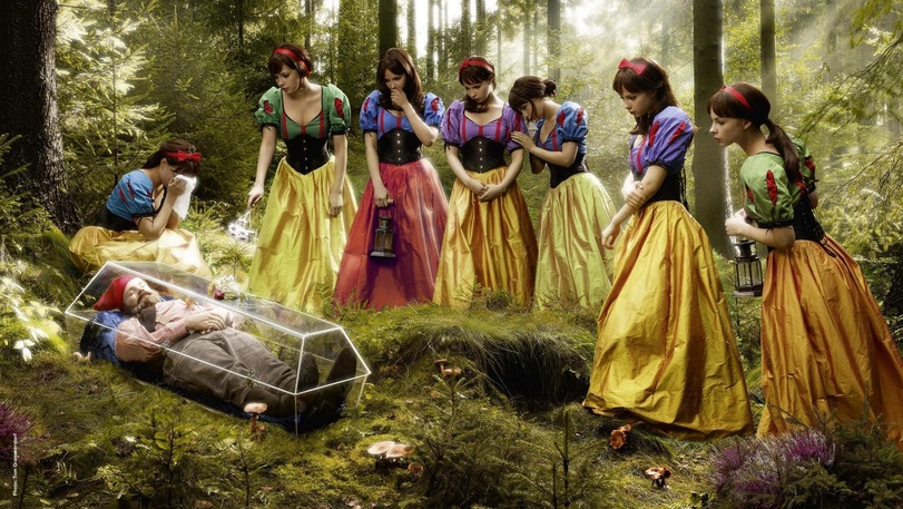 811x457, 179 Kb / гном, белоснежка, лес