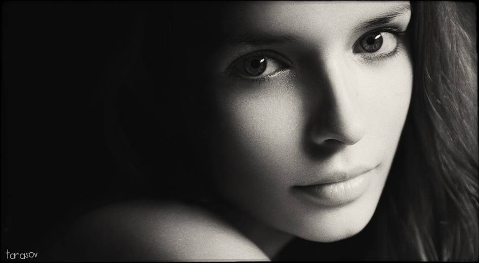 946x519, 31 Kb / девушка, брюнетка, ч/б, Тарасов