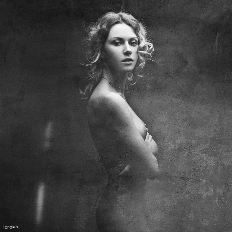 800x800, 207 Kb / девушка, полуоборот, сиськи, тарасов, ч/б