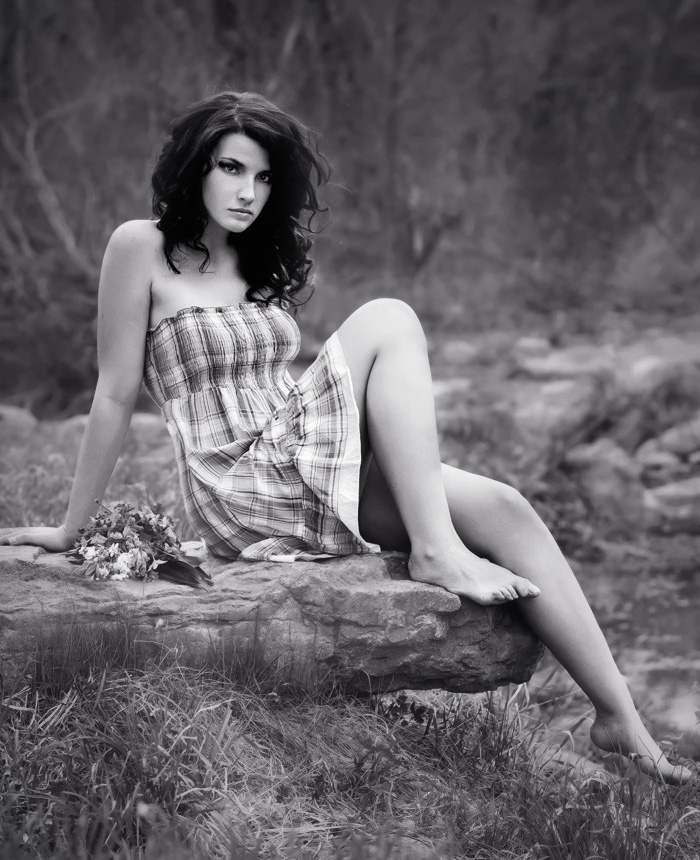 700x860, 214 Kb / bw, ч/б, брюнетка, юбка, камень, лес, трава