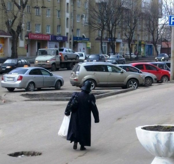 602x567, 70 Kb / бабушка, star wars, шлем, дорога, улица, машины