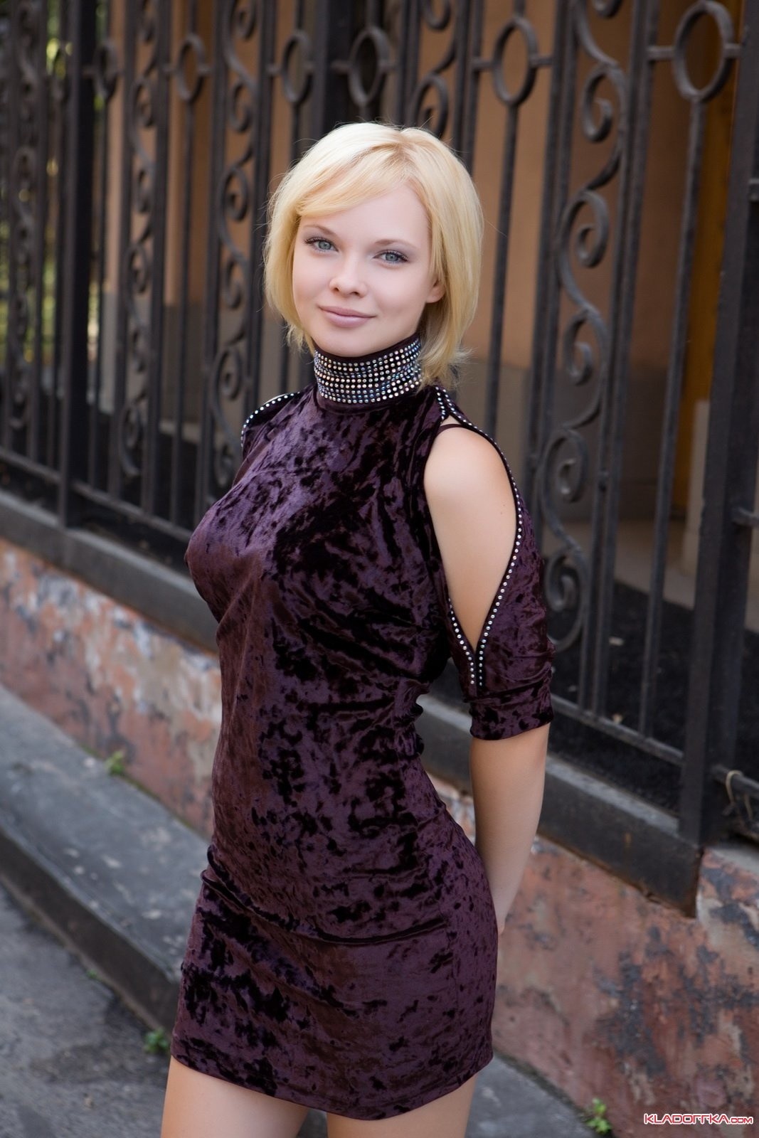 1067x1600, 255 Kb / Блондинка, улыбка, забор