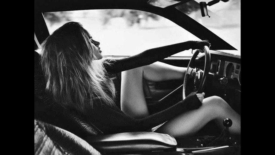 900x506, 75 Kb / ноги, руль, авто, ч/б