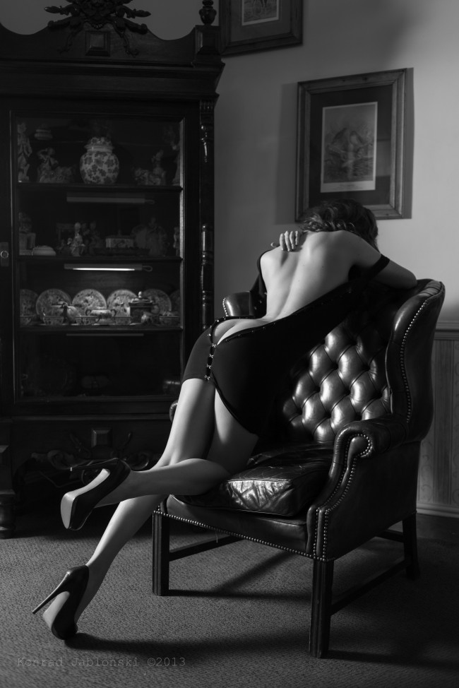 650x974, 104 Kb / декольте, ноги, попа, спина, кресло,  ч/б