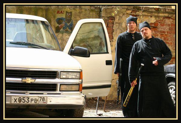 600x409, 49 Kb / монахи, джип, братва, крыша