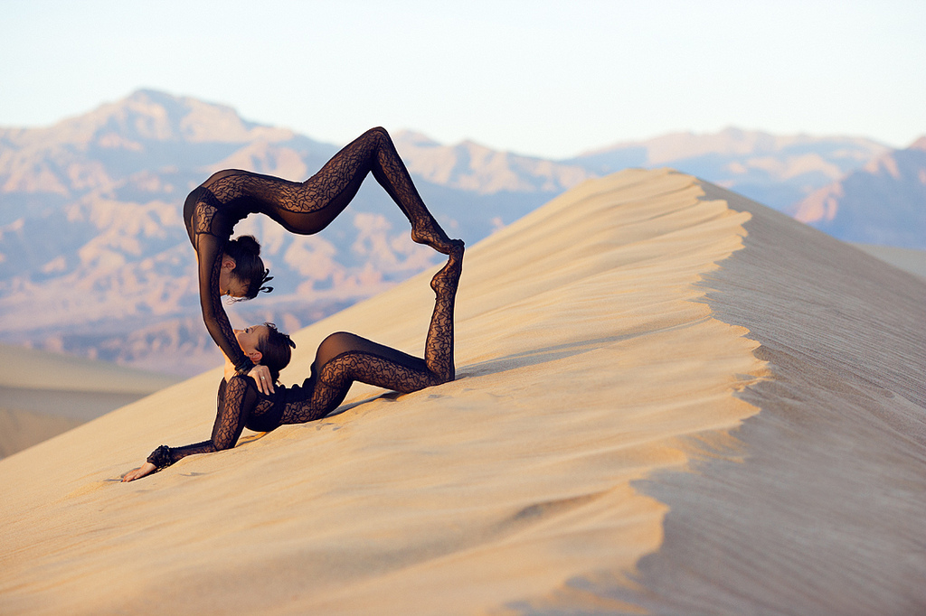 1024x682, 279 Kb / песок, бархан, гимнастки, кружева, фигура, кружева