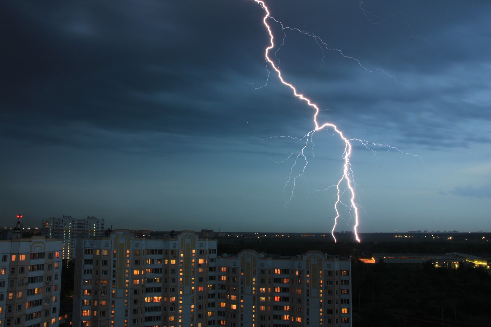 1600x1066, 139 Kb / город, молния