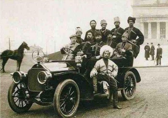 700x491, 68 Kb / москва, мерседес, джигиты, горцы, дежавю, ч/б