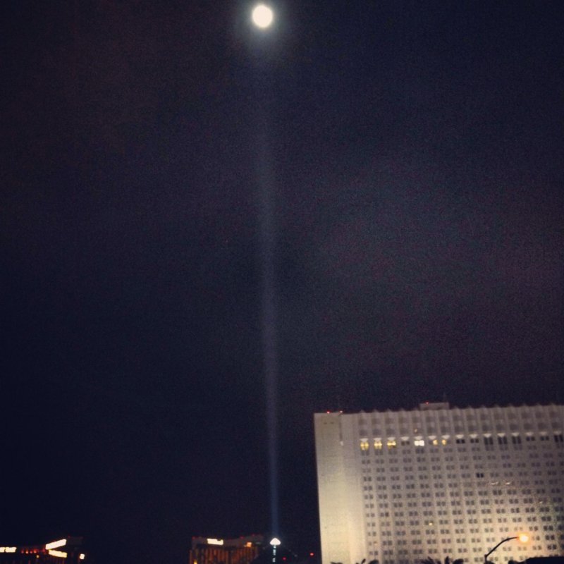 800x800, 66 Kb / луна, проекция, прожектор