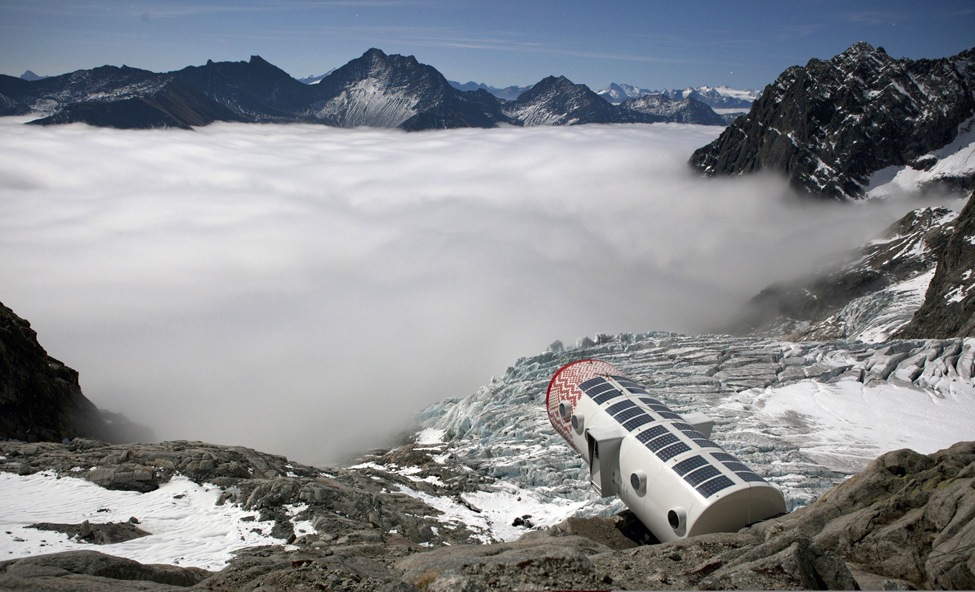 975x592, 184 Kb / жилище, дом, скала, скалолаз, снег, горы, облака, лёд