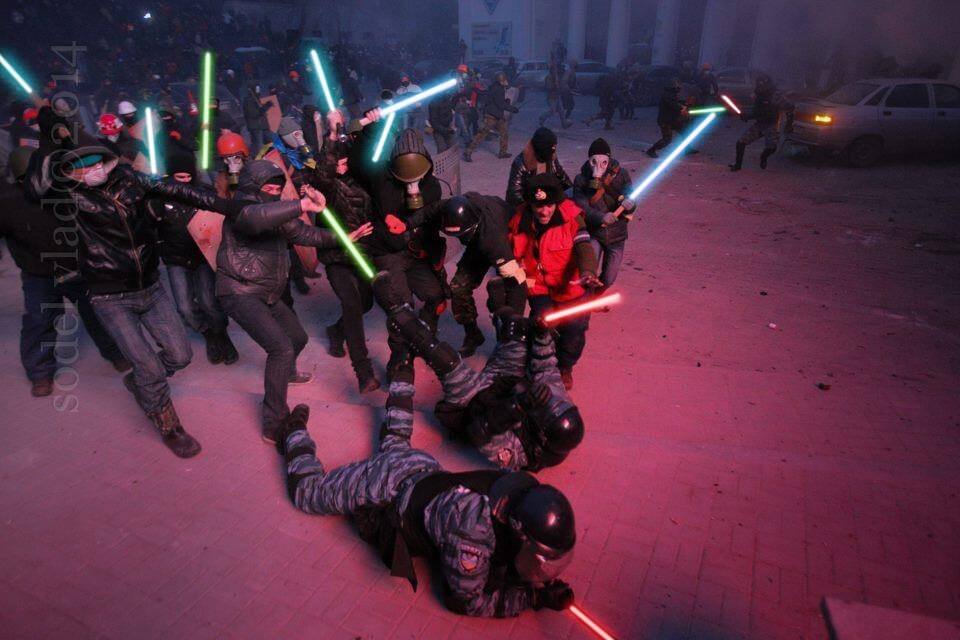 960x640, 70 Kb / майдан, звездные войны, джедаи, световой меч, драка