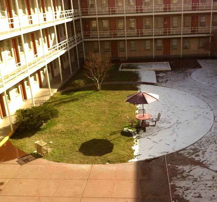 732x683, 142 Kb / двор, тень, снег, солнце