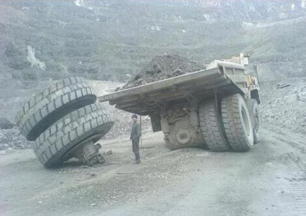 619x437, 82 Kb / белаз, колесо, солдат