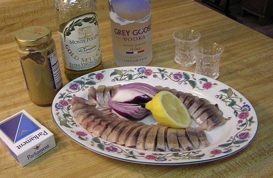 550x358, 66 Kb / стол, водка, селедка, пятница