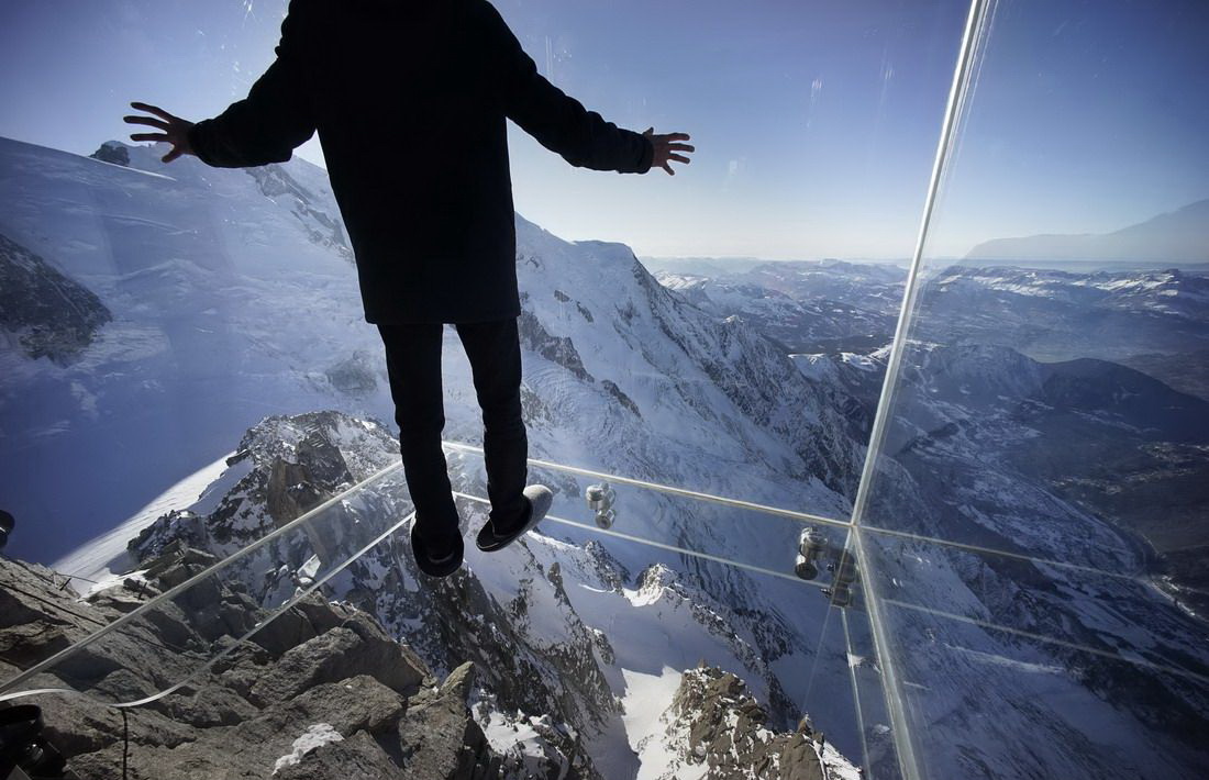 1100x710, 183 Kb / площадка, стекло, горы