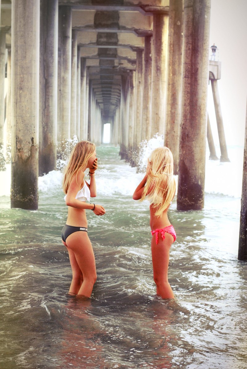 800x1195, 222 Kb / причал, девушки, море, столбы, купальник, блондинки