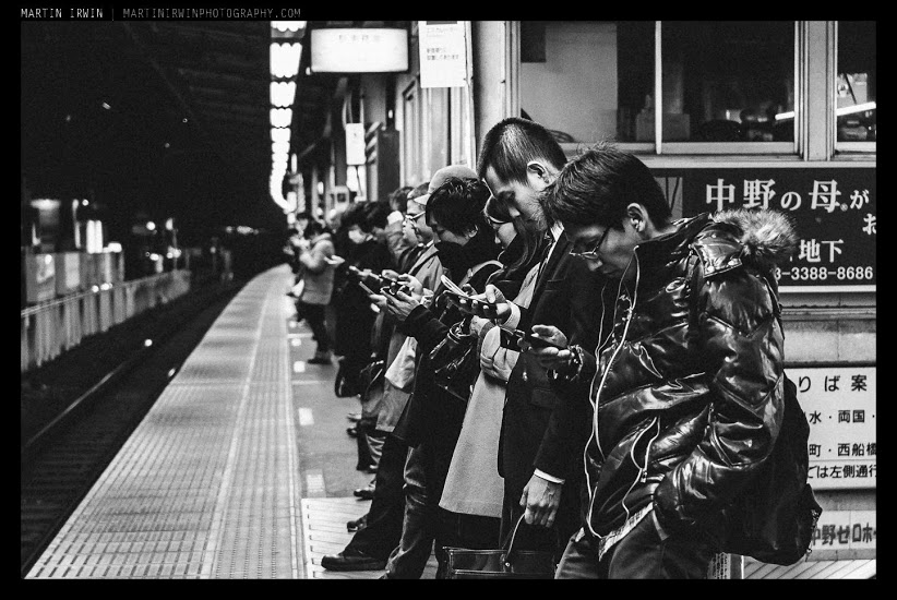 822x550, 121 Kb / Токио, японцы, смартфоны, Мартин, Ирвин