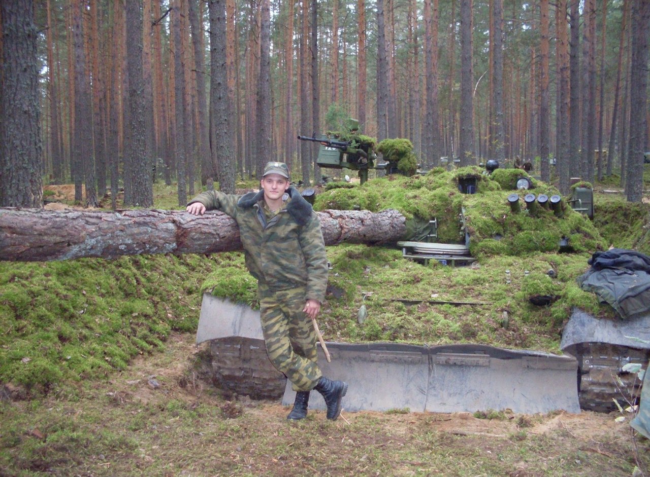 1280x941, 342 Kb / танк, лес, сосны, маскировка, солдат