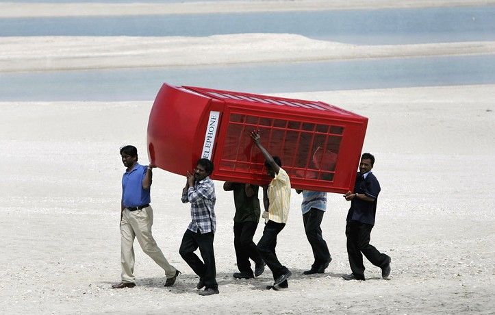 723x460, 56 Kb / индусы, телефонная будка, несут, спёрли