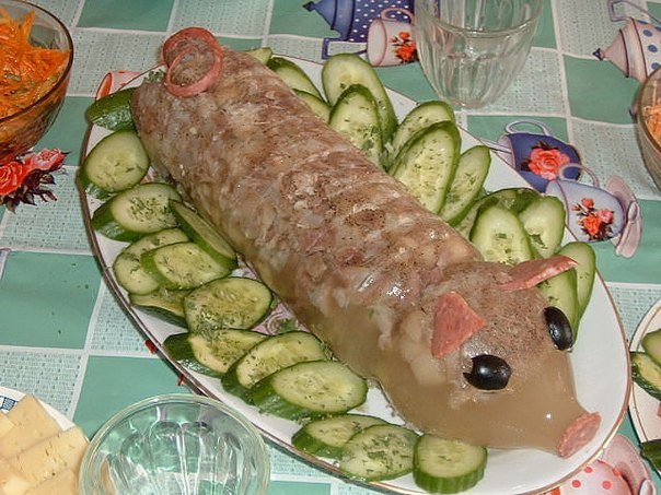 604x453, 83 Kb / свинья, холодец, рюмка, сыр, салат, огурчики, маслины, хрюшка, огурец
