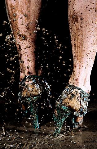 313x480, 44 Kb / грязь, капли, вода, ноги